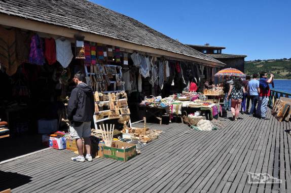 Passeando no movimentado mercado de Dalcahue, na costa leste da ilha de Chiloé, no sul do Chile